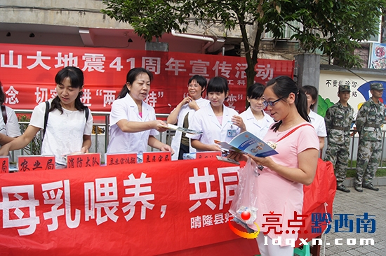 為準(zhǔn)媽媽發(fā)放宣傳資料和講解喂養(yǎng)技巧.JPG