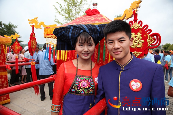 體驗(yàn)布依族傳統(tǒng)婚禮的一對(duì)新人 郭澤玉攝 (6).JPG
