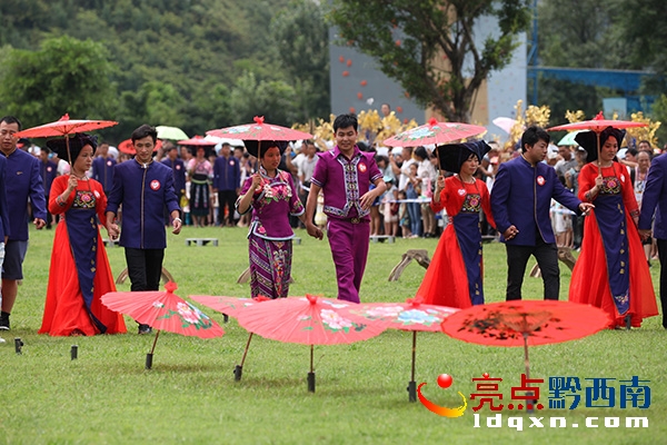 貴州貞豐百對(duì)新人體驗(yàn)布依族傳統(tǒng)婚禮 郭澤玉攝 (2).JPG
