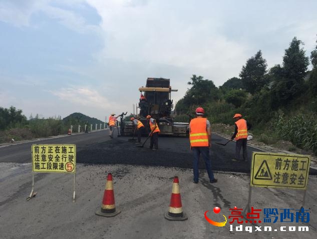 圖2：烈日下，公路職工利用利好天氣搶鋪瀝青路面1.jpg