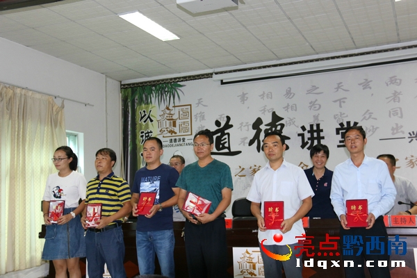 新聘任的校長領(lǐng)取聘書.JPG