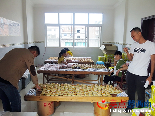 執(zhí)法人員在月餅生產(chǎn)小作坊檢查.jpg