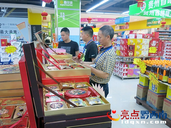 執(zhí)法人員在超市檢查.jpg