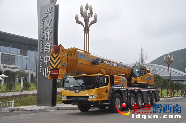 圖為價(jià)值900萬元起吊為220噸全地面汽車起重機(jī)的正面.JPG