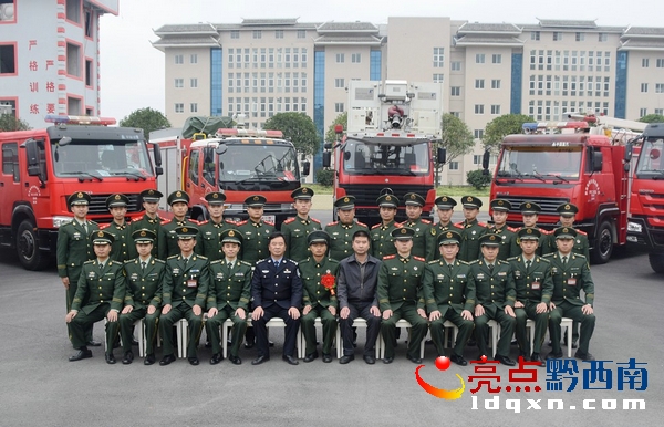 興仁縣政府領(lǐng)導與消防官兵合影留念.JPG