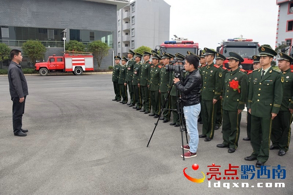 興仁縣政府領(lǐng)導在消防官兵隊伍前講話.JPG