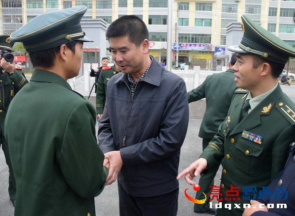 興仁縣政府領(lǐng)導與消防復員老握手慰問.JPG