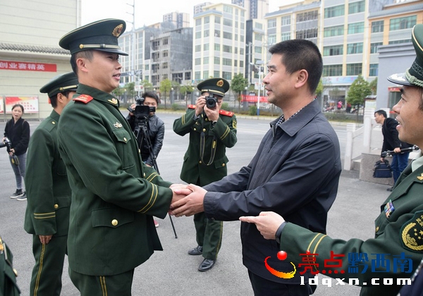 興仁縣政府領(lǐng)導與消防轉(zhuǎn)業(yè)士官握手慰問.JPG