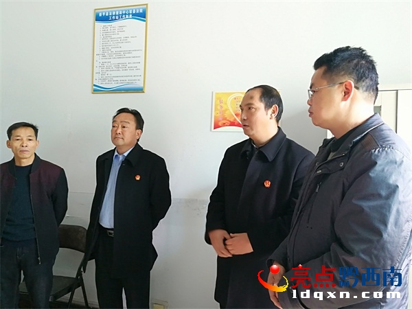 圖為冊(cè)亨縣法院農(nóng)文勇院長(zhǎng)與縣司法局局長(zhǎng)岑昕在法律援助工作站查看辦公場(chǎng)所.jpg
