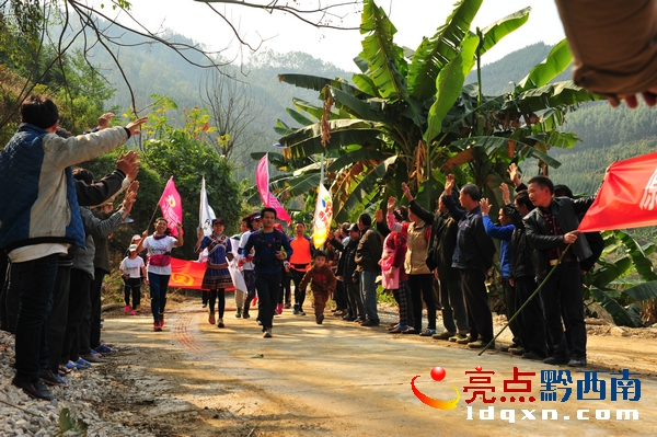 家鄉(xiāng)群眾歡迎牛人回家.JPG