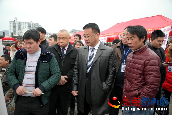 貞豐縣委書記陳湘飚，縣委常委、縣委組織部部長陳磊來到招聘會與求職者、招聘企業(yè)負(fù)責(zé)人進(jìn)行交流。郭澤玉攝.JPG