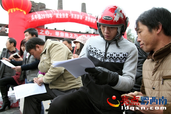 招聘會現(xiàn)場  郭澤玉攝 (4).JPG