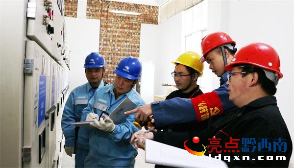 興義供電局城區(qū)分局“心意電”服務(wù)隊到萬峰林機場開展春運保供電用電巡檢工作(盧關(guān)文 攝).JPG