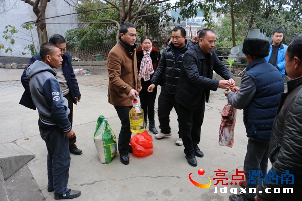 看望看望慰問(wèn)困難群眾.JPG