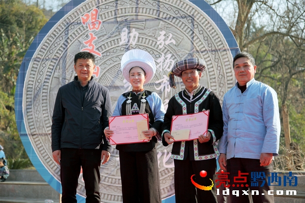 對古歌和古樂兩大類的獲獎選手頒發(fā)證書 郭澤玉攝.JPG