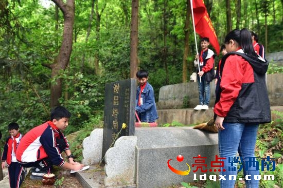 圖為小學(xué)生在記錄革命烈士先跡.JPG