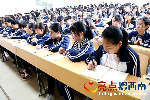 學生認真做筆記_副本.jpg
