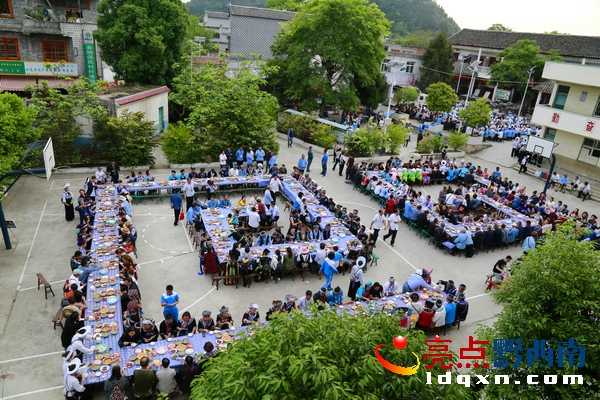 熱鬧的長(zhǎng)桌晚宴 劉學(xué)蘭攝.jpg