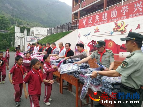 圖為小學(xué)生們高興的領(lǐng)取新書包.jpg