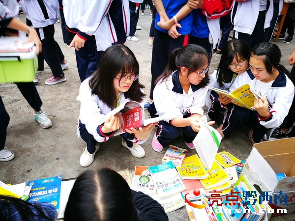高二的幾位女生正在選購.jpg