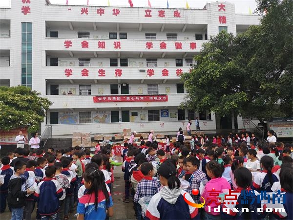 圖1:寧波愛心企業(yè)海曙太平鳥集團的愛心物資送到貞豐縣魯容中心小學. (1).jpg
