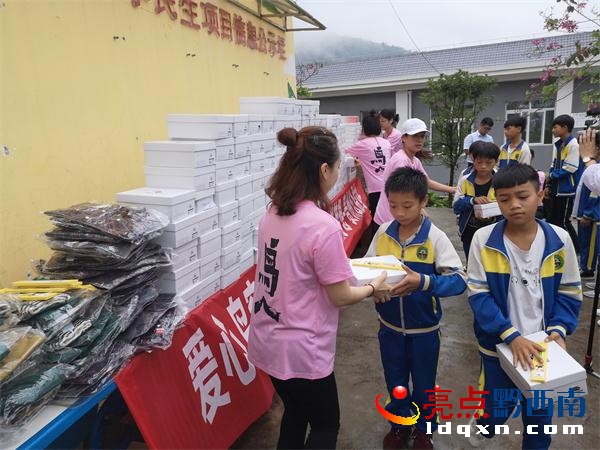 圖2:愛心企業(yè)志愿者向留守兒童和貧困學生發(fā)放愛心物資. (1).jpg