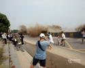 杭州錢(qián)江大潮濁浪排空 拍照游客遭浪襲