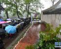 南京市民冒雨憑吊南京大屠殺遇難同胞